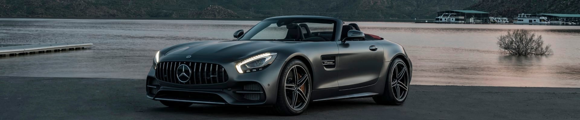 Mercedes-AMG GT C Roadster, Exterieur: designo selenitgrau magno; Interieur: Leder Exclusiv Nappa/Microfaser DINAMICA schwarz / rote Ziernähte