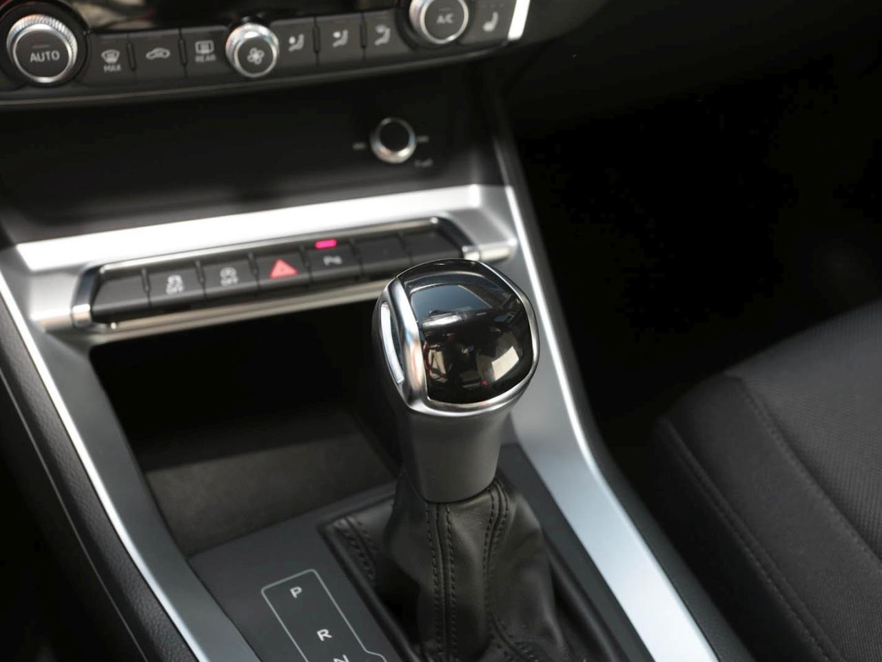 AUDI Q3 40 2,0 TFSI quattro basis MMI Navi+ Panorama