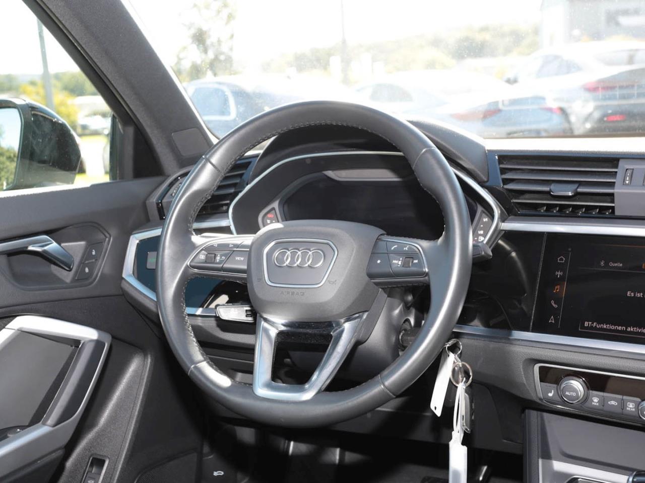 AUDI Q3 40 2,0 TFSI quattro basis MMI Navi+ Panorama