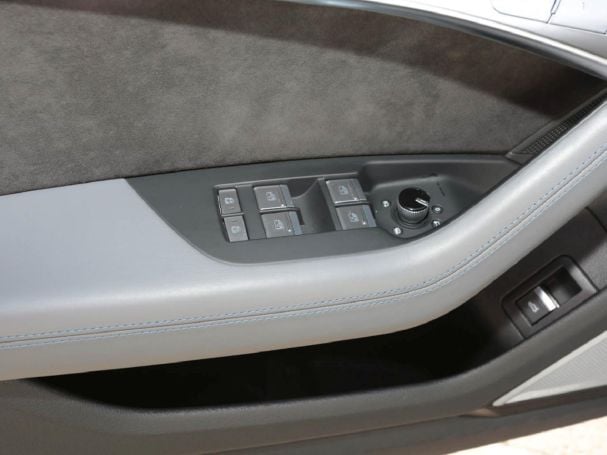 AUDI RS 6 Avant 4.0 TFSI quattro  Keramik B&O HeadUp AUDI RS 6 Avant 4.0 TFSI quattro  Keramik B&O HeadUp