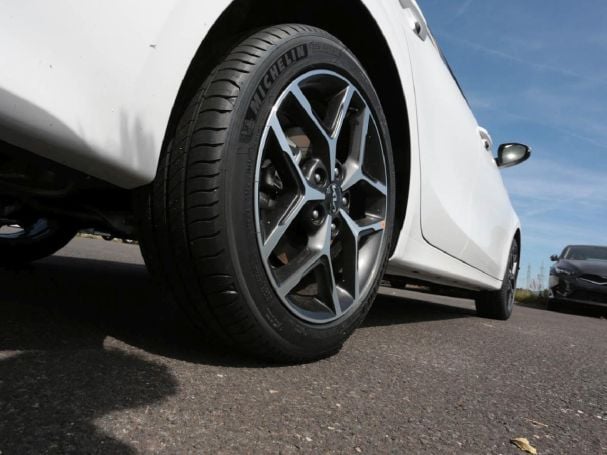KIA Ceed SW 1.5T DCT Spirit Navi Kamera JBL-Sound KIA Ceed SW 1.5T DCT Spirit Navi Kamera JBL-Sound