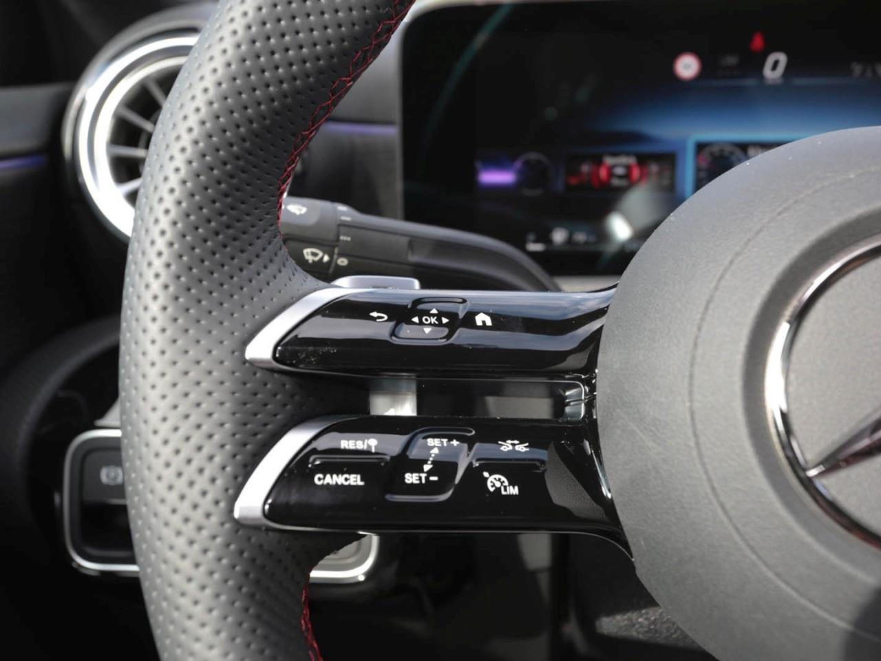 Mercedes-Benz A 180 Limousine AMG Night Panorama Distronic 360°