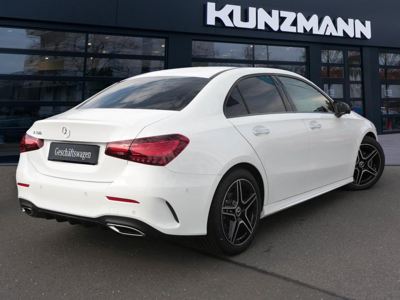 Mercedes-Benz A 180 Limousine AMG Night Panorama Distronic 360°