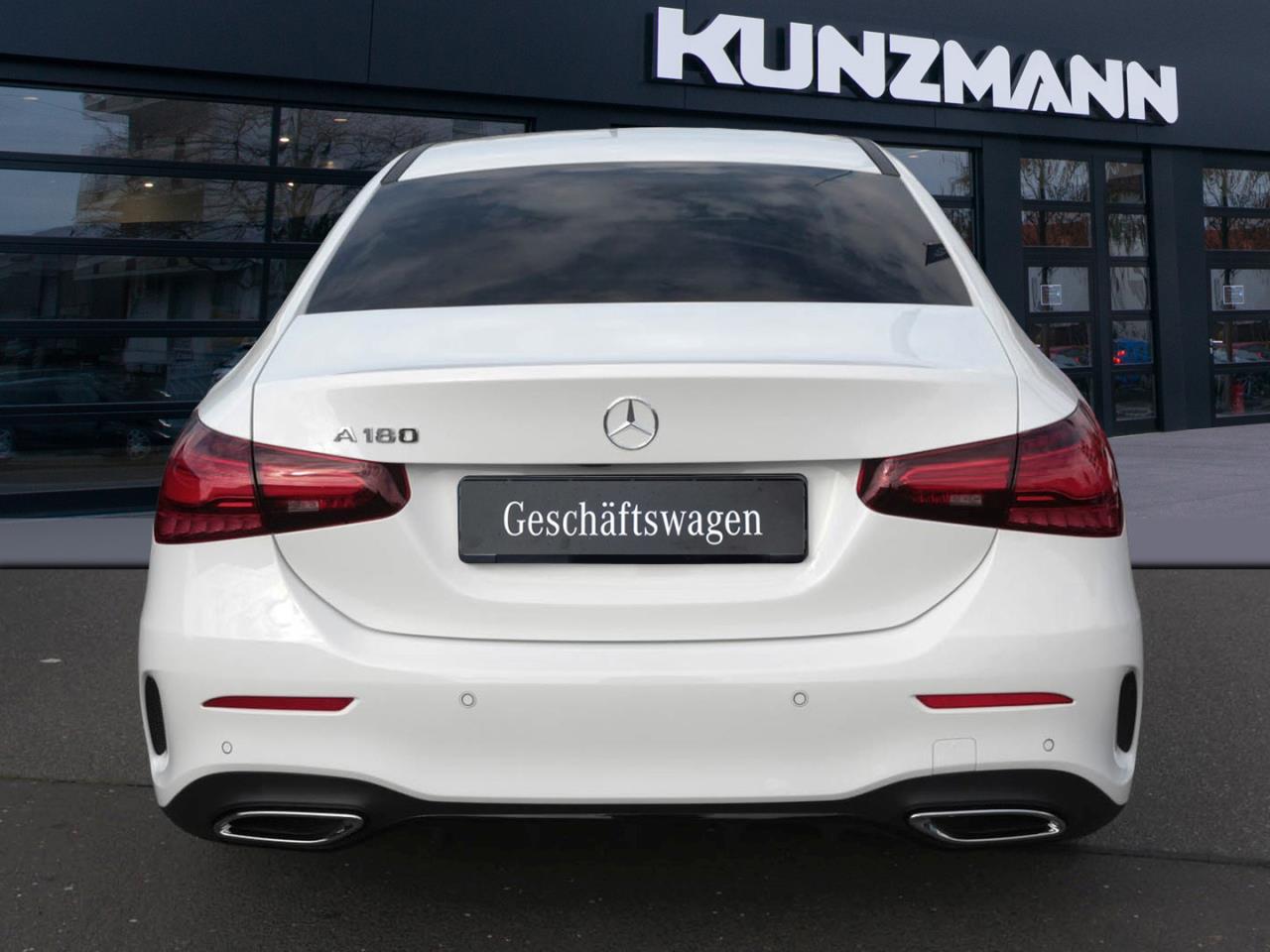 Mercedes-Benz A 180 Limousine AMG Night Panorama Distronic 360° Mercedes-Benz A 180 Limousine AMG Night Panorama Distronic 360°