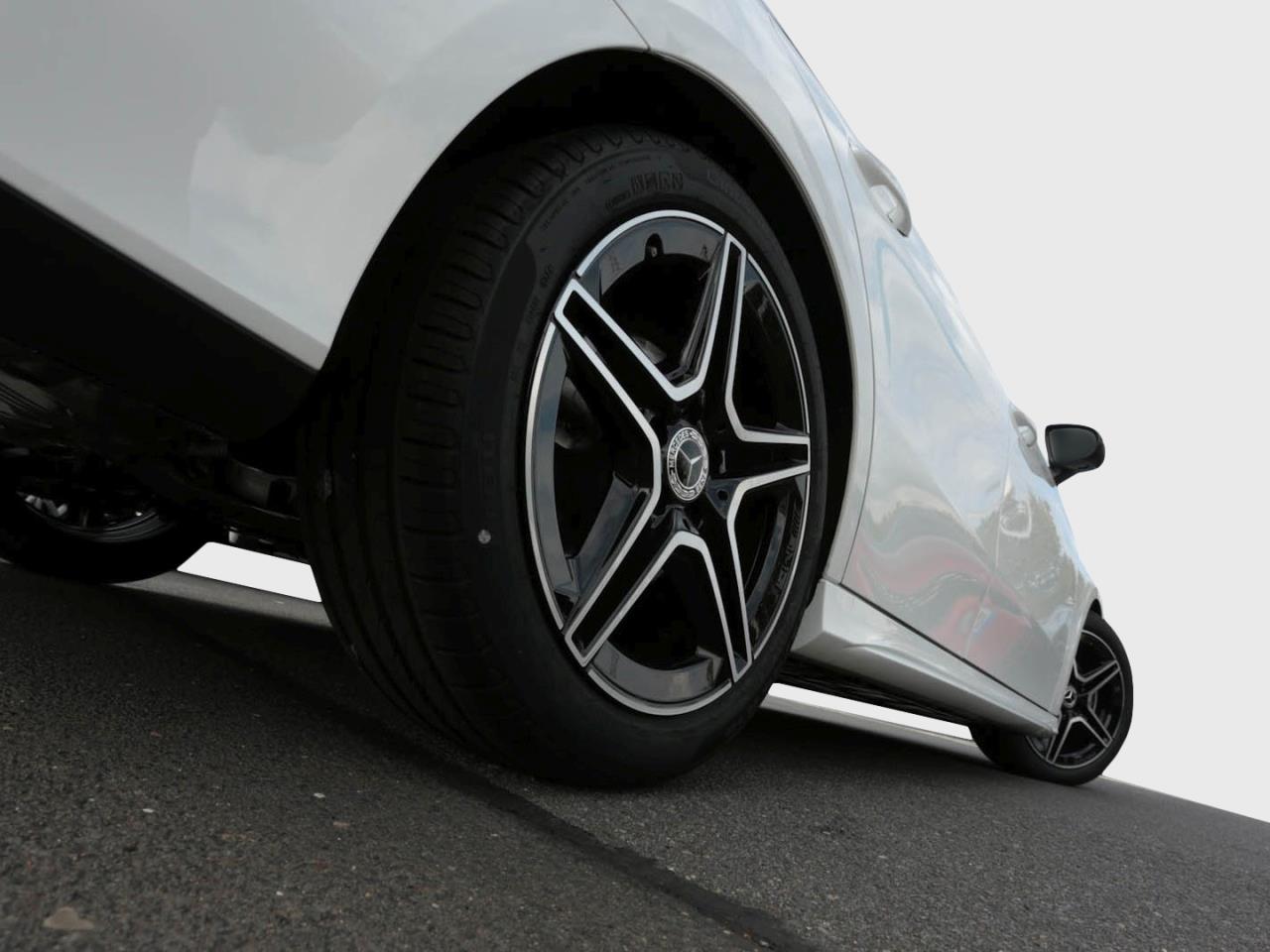 Mercedes-Benz A 180 Limousine AMG Night Panorama Distronic 360°