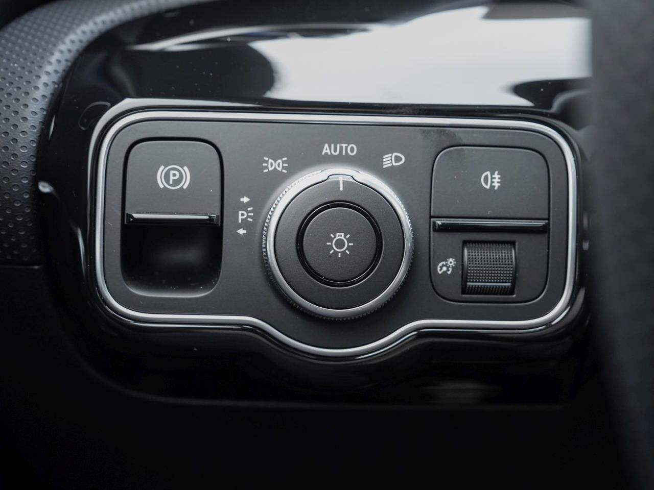 Mercedes-Benz A 180 Limousine AMG Distronic Panorama Kamera