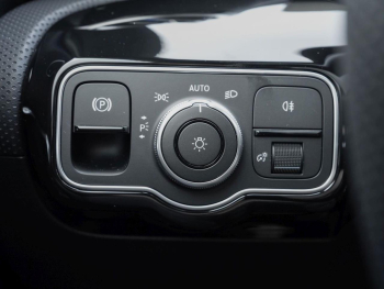 Mercedes-Benz A 180 Limousine AMG Distronic Panorama Kamera