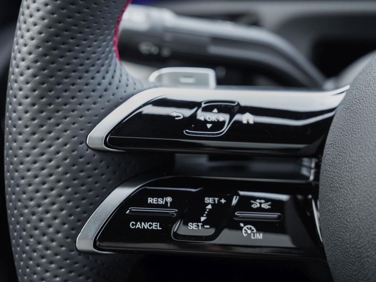 Mercedes-Benz A 180 Limousine AMG Distronic Panorama Kamera