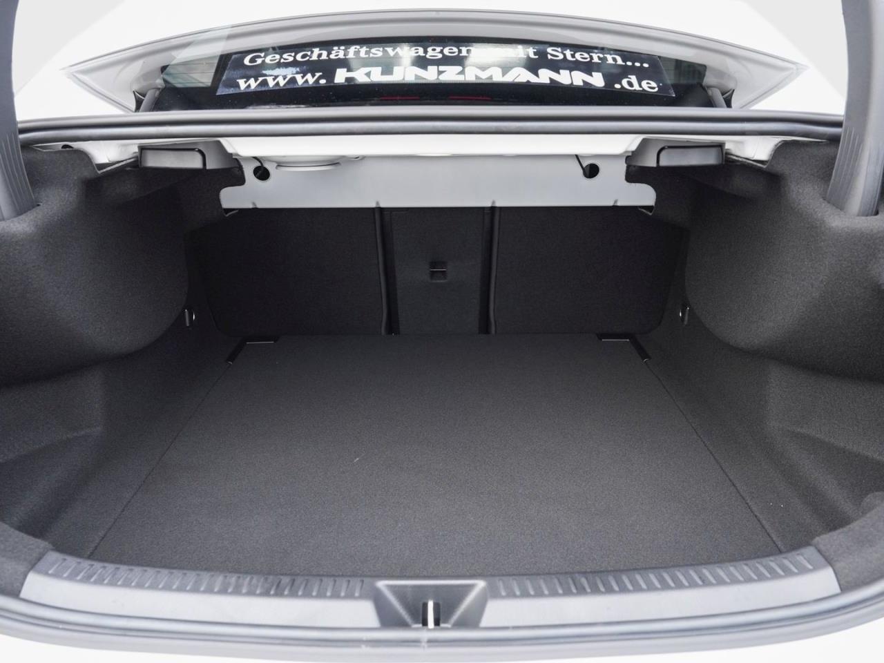 Mercedes-Benz A 180 Limousine AMG Distronic Panorama Kamera