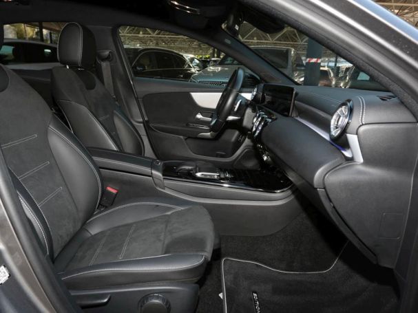 Mercedes-Benz A 200 d Limousine AMG Night Edition2020 MBUXNavi Mercedes-Benz A 200 d Limousine AMG Night Edition2020 MBUXNavi