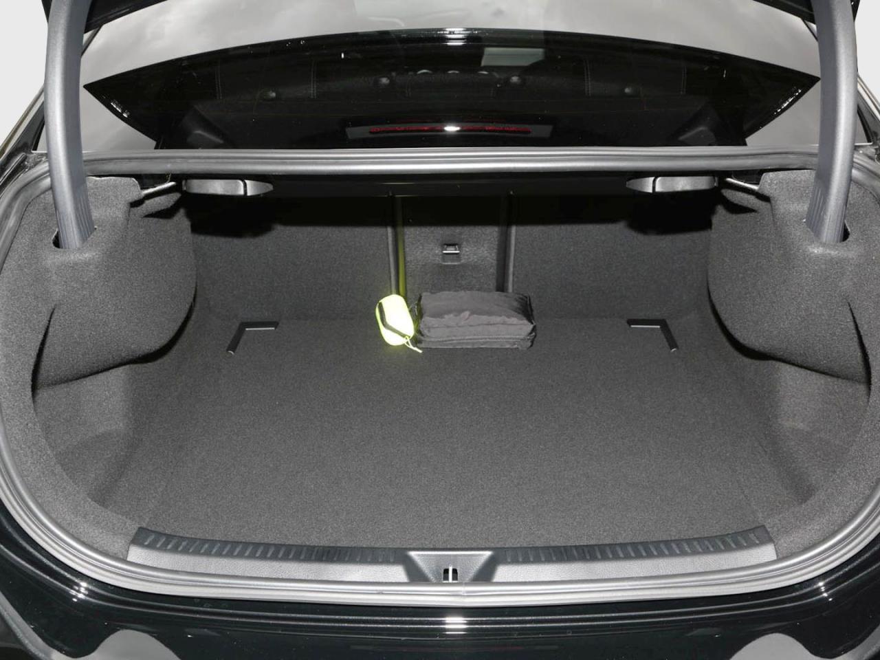 Mercedes-Benz A 200 Limousine AMG Night Distronic AHK Kamera