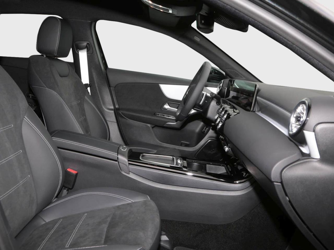 Mercedes-Benz A 200 Limousine AMG Night Distronic AHK Kamera