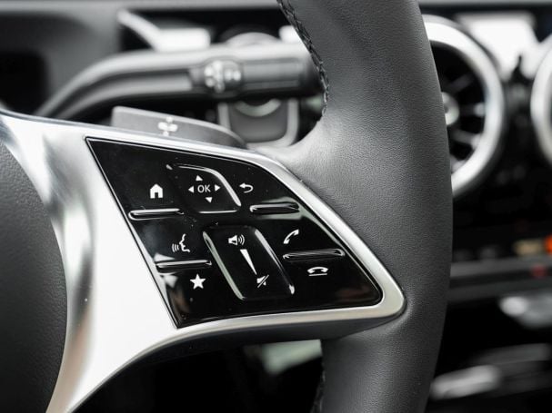 Mercedes-Benz A 250 e Limousine Progressive NP 51.878 Panorama