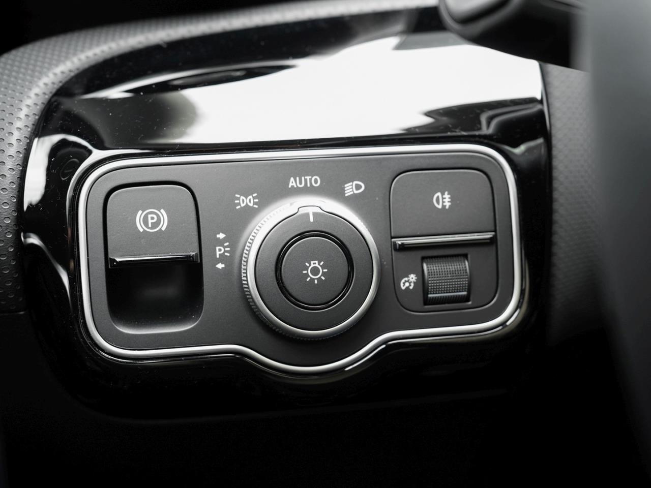 Mercedes-Benz A 250 e Limousine Progressive NP 51.878 Panorama Mercedes-Benz A 250 e Limousine Progressive NP 51.878 Panorama