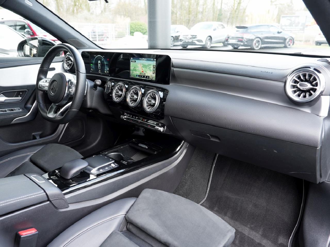 Mercedes-Benz A 250 e Limousine AMG Night Panorama Spur-Paket