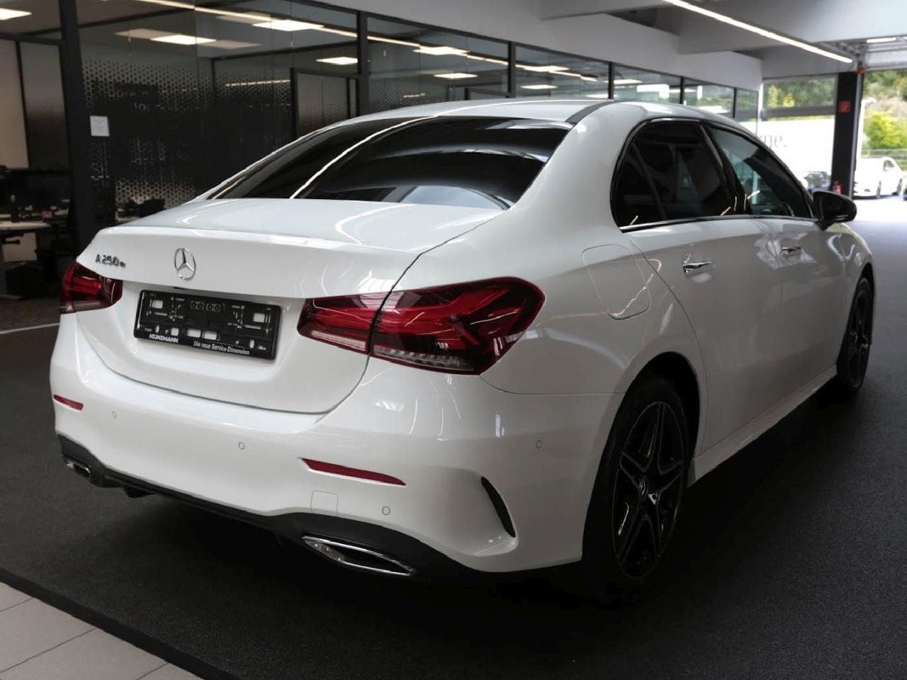 Mercedes-Benz A 250 e Limousine AMG Night Panorama Kamera AHK