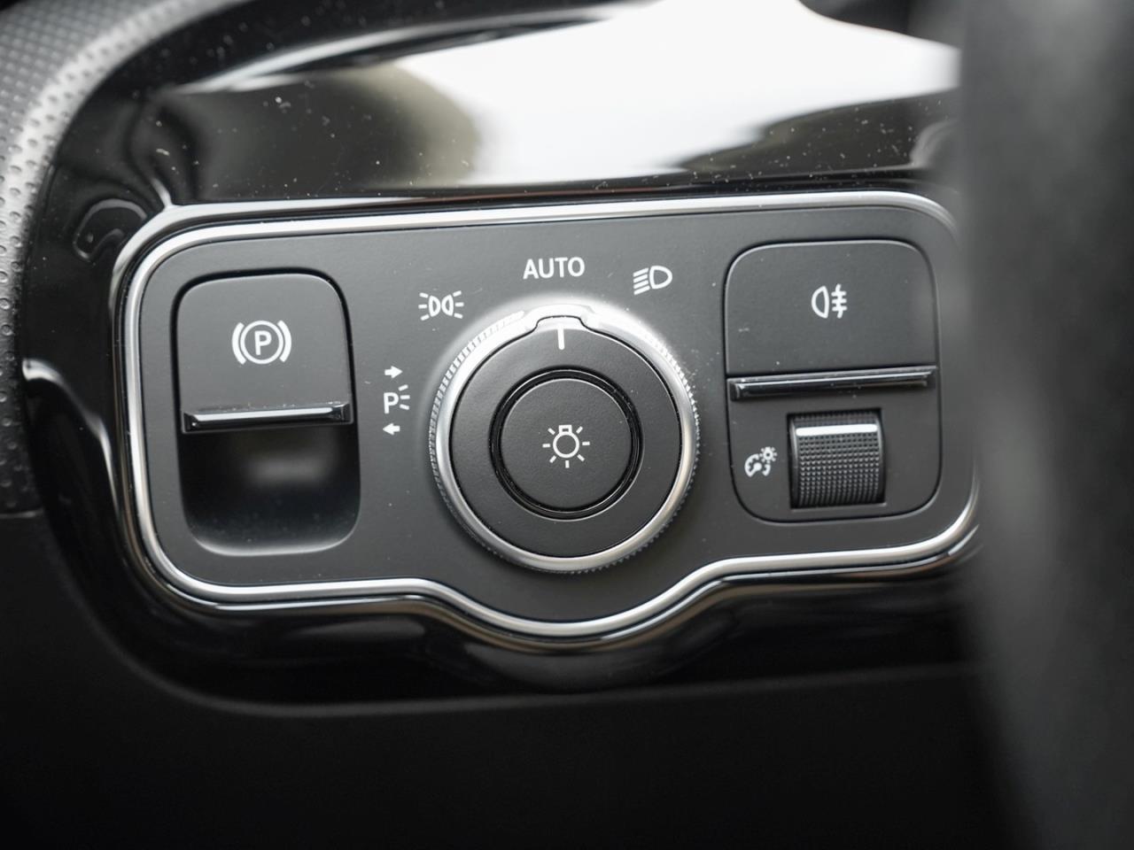 Mercedes-Benz A 250 e Limousine AMG MBUX Navi AHK ParkP Klima