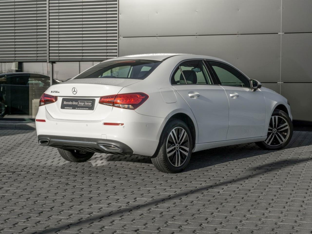 Mercedes-Benz A 250 e Limousine Progressive Navi Park-Assist