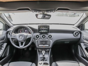 Mercedes-Benz A 180 Style Panorama Navi LED/HPS Parkassi