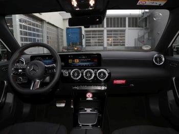 Mercedes-Benz A 200 Kompaktlimousine  AMG Night MBUX Distronic