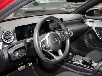 Mercedes-Benz A 250 e  AMG Night Edition2020 Panorama Spurhalte