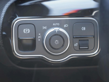 Mercedes-Benz A 250 e  AMG Night MBUX Navi Panorama ParkPaket