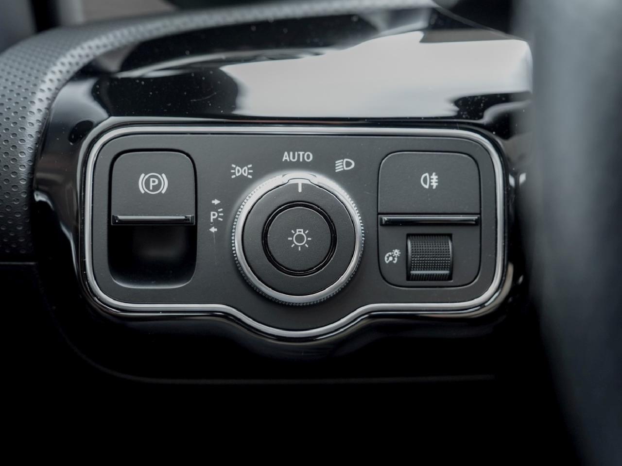 Mercedes-Benz A 250 e  AMG Night MBUX Navi Panorama Kamera