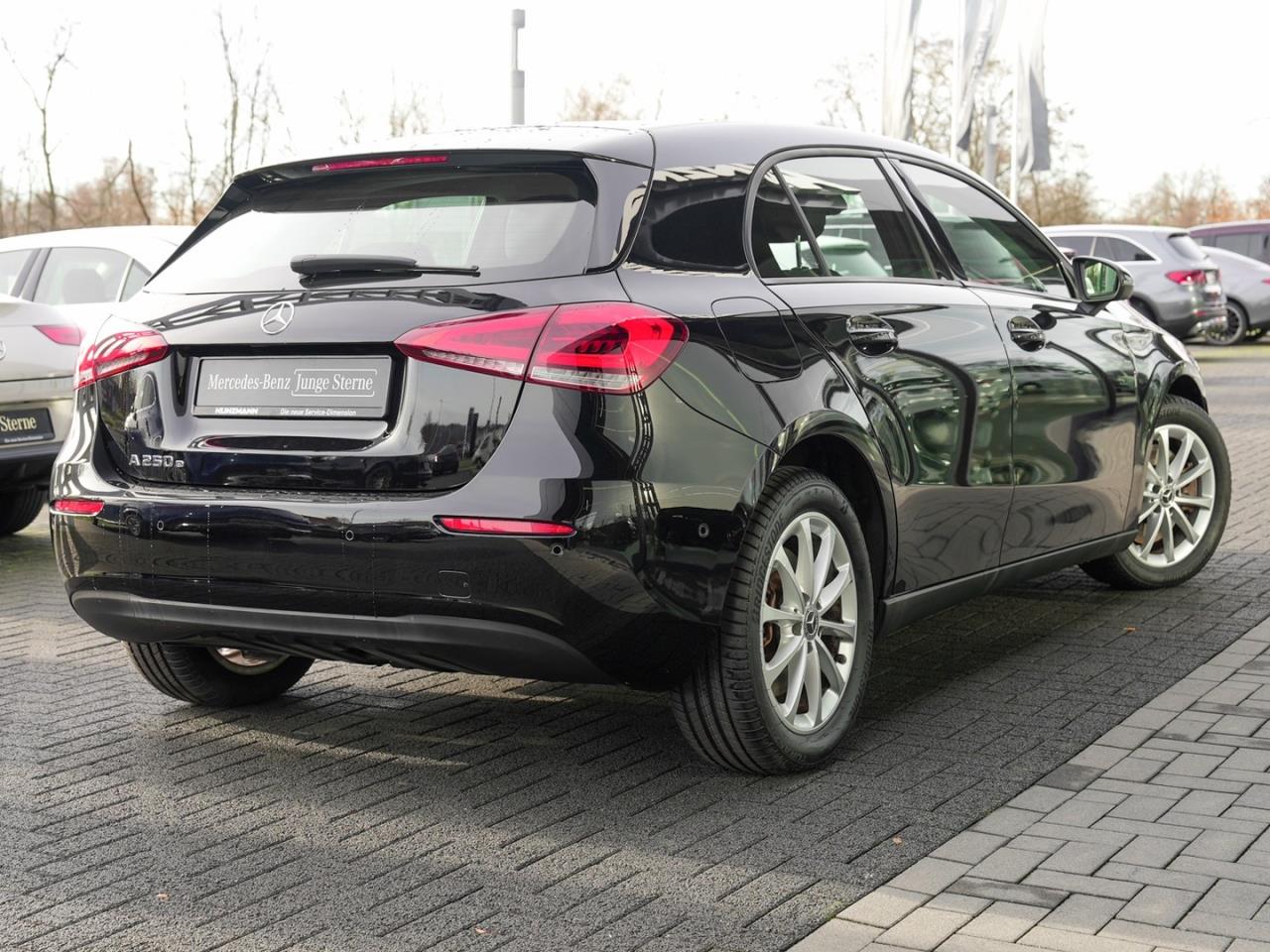 Mercedes-Benz A 250 e MBUX Navi LED Kamera AHK Park-Paket