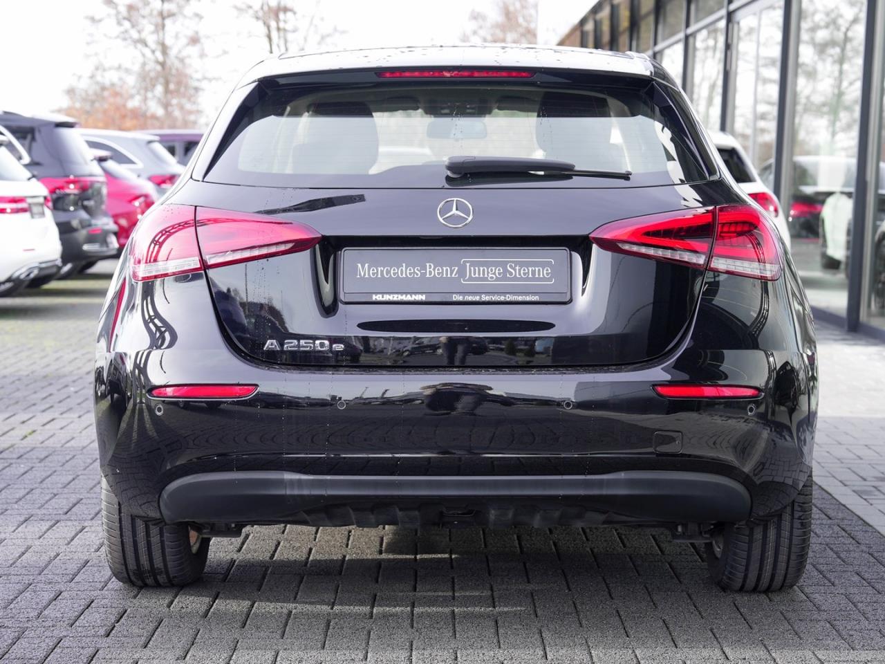 Mercedes-Benz A 250 e MBUX Navi LED Kamera AHK Park-Paket