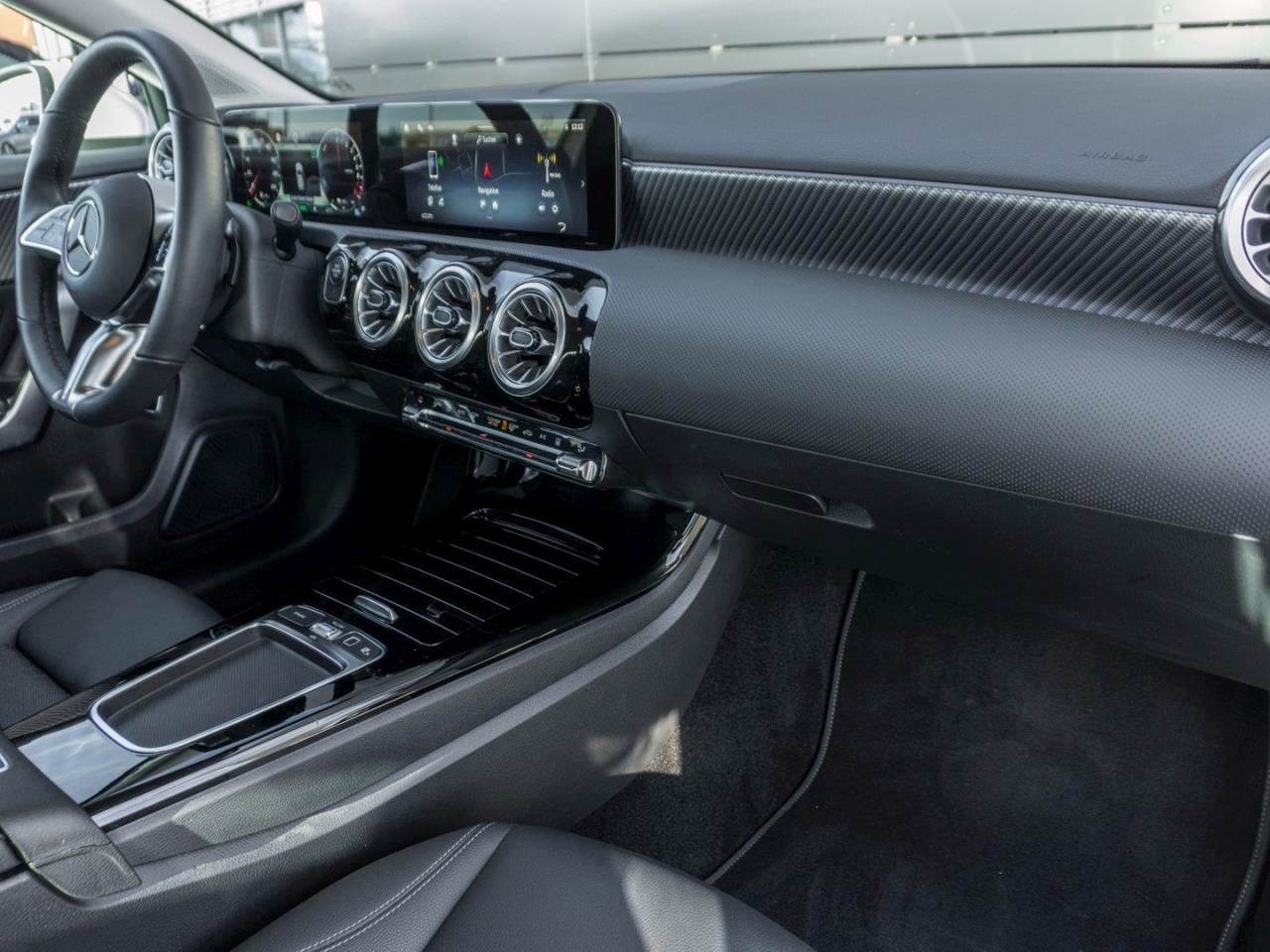 Mercedes-Benz A 250 e Progressive MBUX Navi Distronic AHK