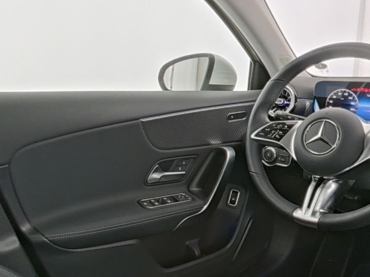 Mercedes-Benz A 250 e Progressive MBUX Navi Distronic AHK