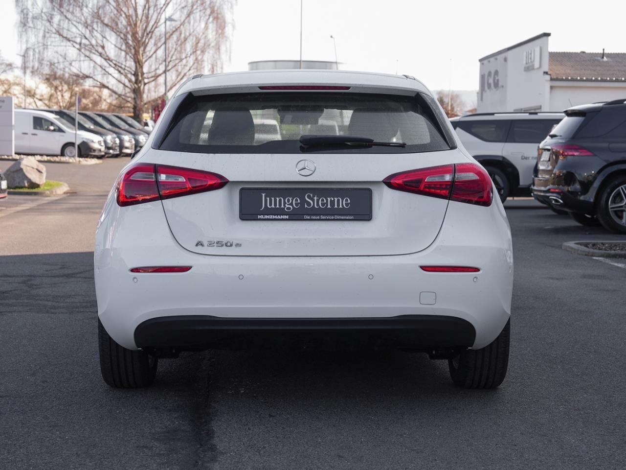 Mercedes-Benz A 250 e  Style Navi Distronic Park-Assistent