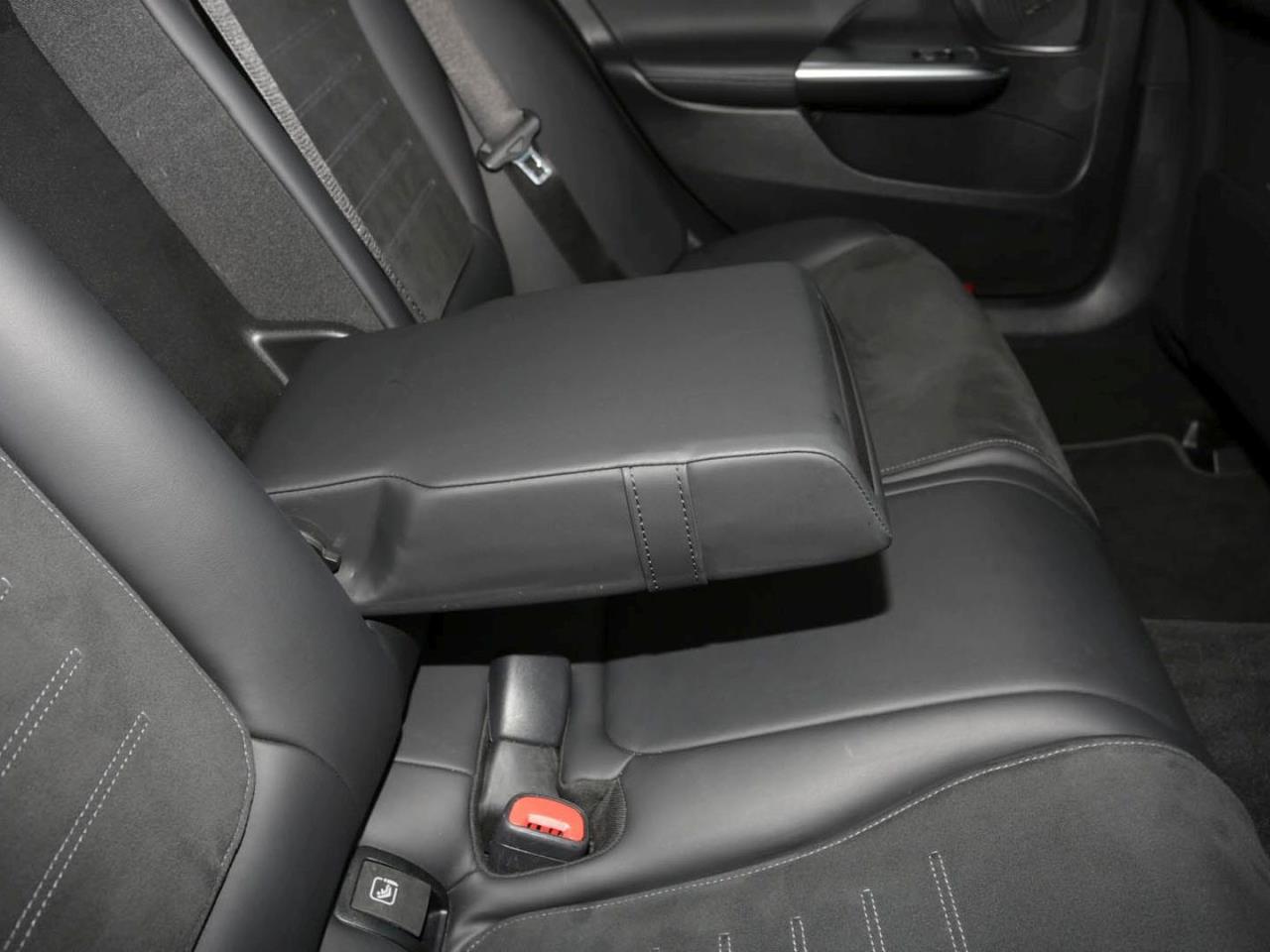 Mercedes-Benz C 300 e T AMG Night Distronic Panorama Head-Up