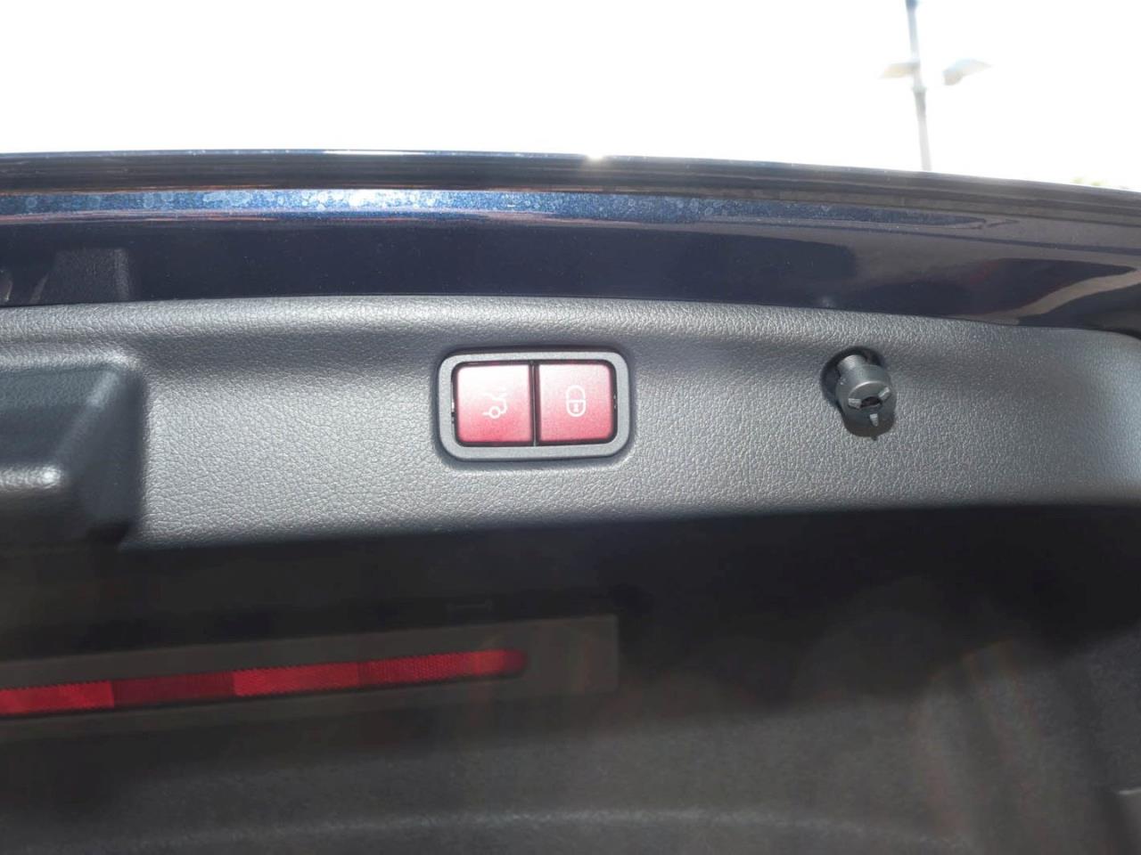 Mercedes-Benz C 300 4M AMG Distronic Schiebedach 360° AHK SHZ