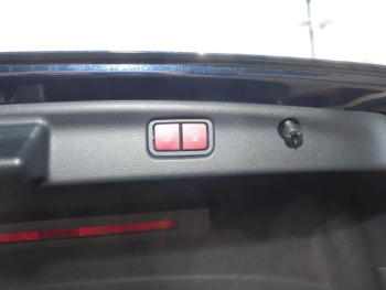 Mercedes-Benz C 300 4M AMG Distronic Schiebedach 360° AHK SHZ