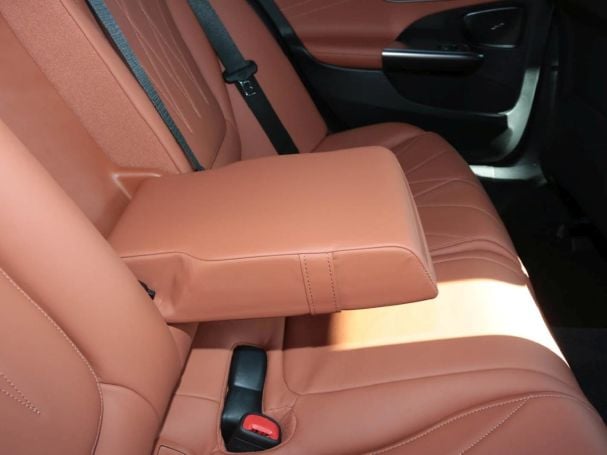 Mercedes-Benz C 300 4M AMG Distronic Schiebedach 360° AHK SHZ