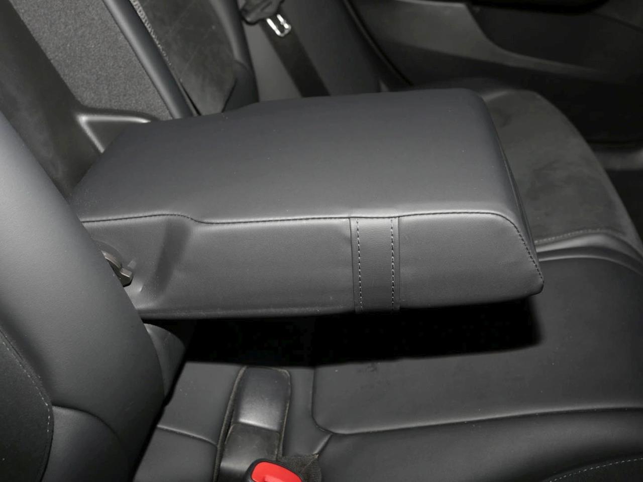 Mercedes-Benz C 300 e AMG Night Panorama Distronic AHK Kamera