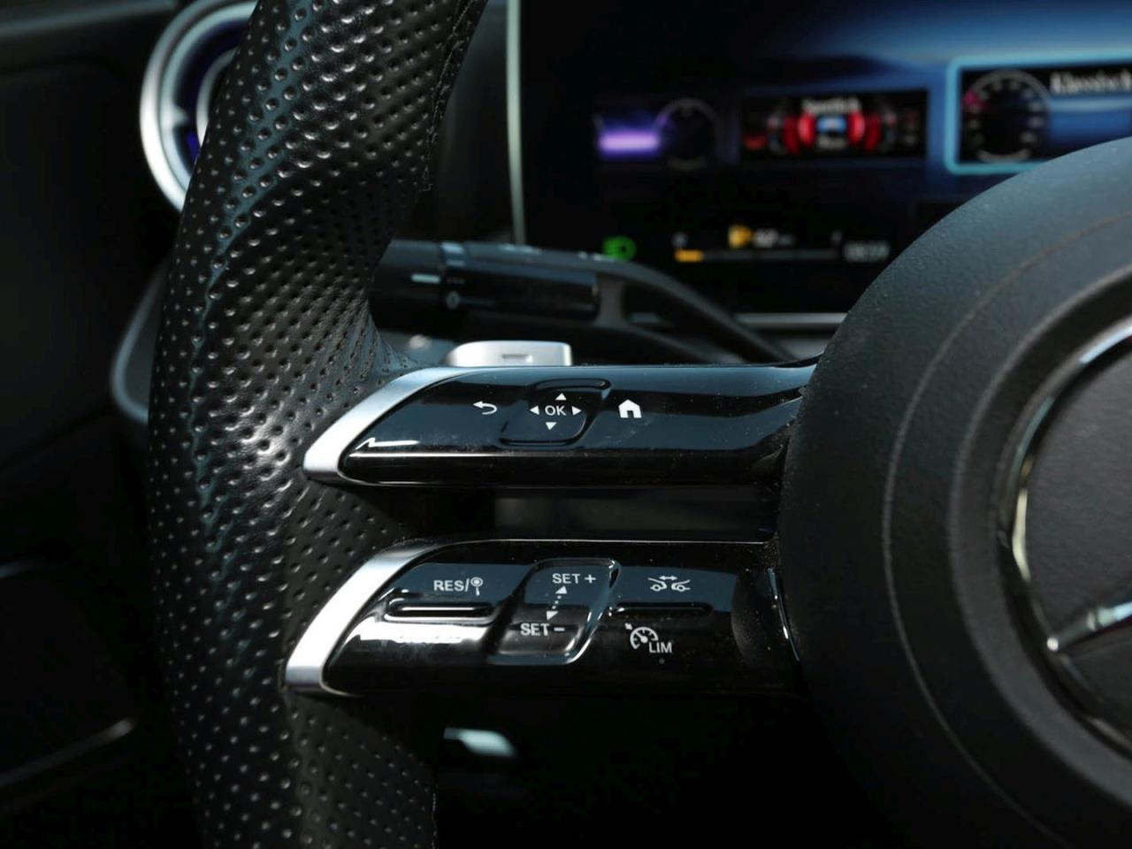 Mercedes-Benz C 300 e AMG Night Panorama Distronic AHK Kamera