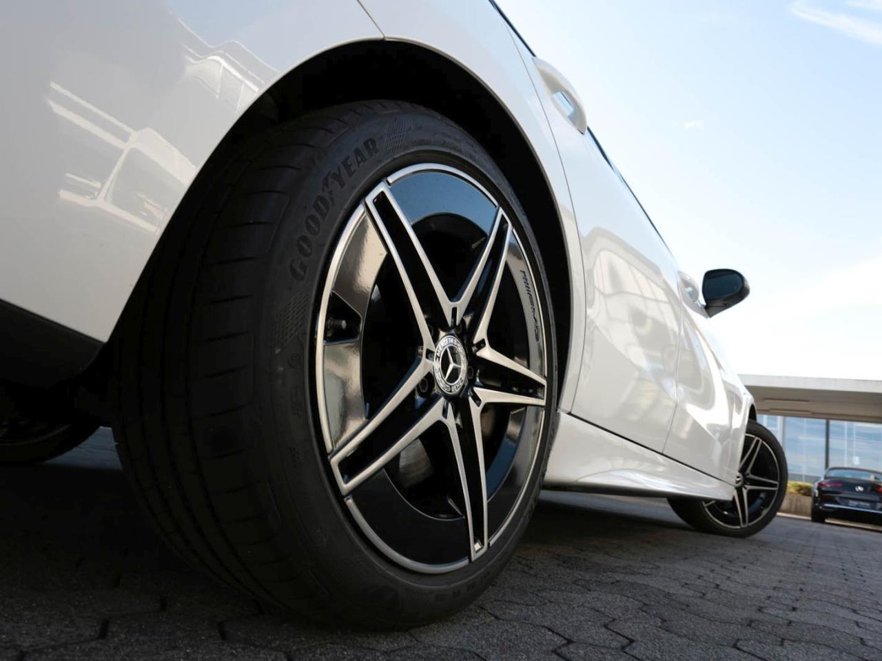 Mercedes-Benz C 300 e AMG Night Panorama Distronic AHK Kamera