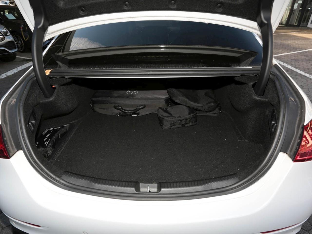 Mercedes-Benz C 300 e AMG Night Panorama Distronic AHK Kamera