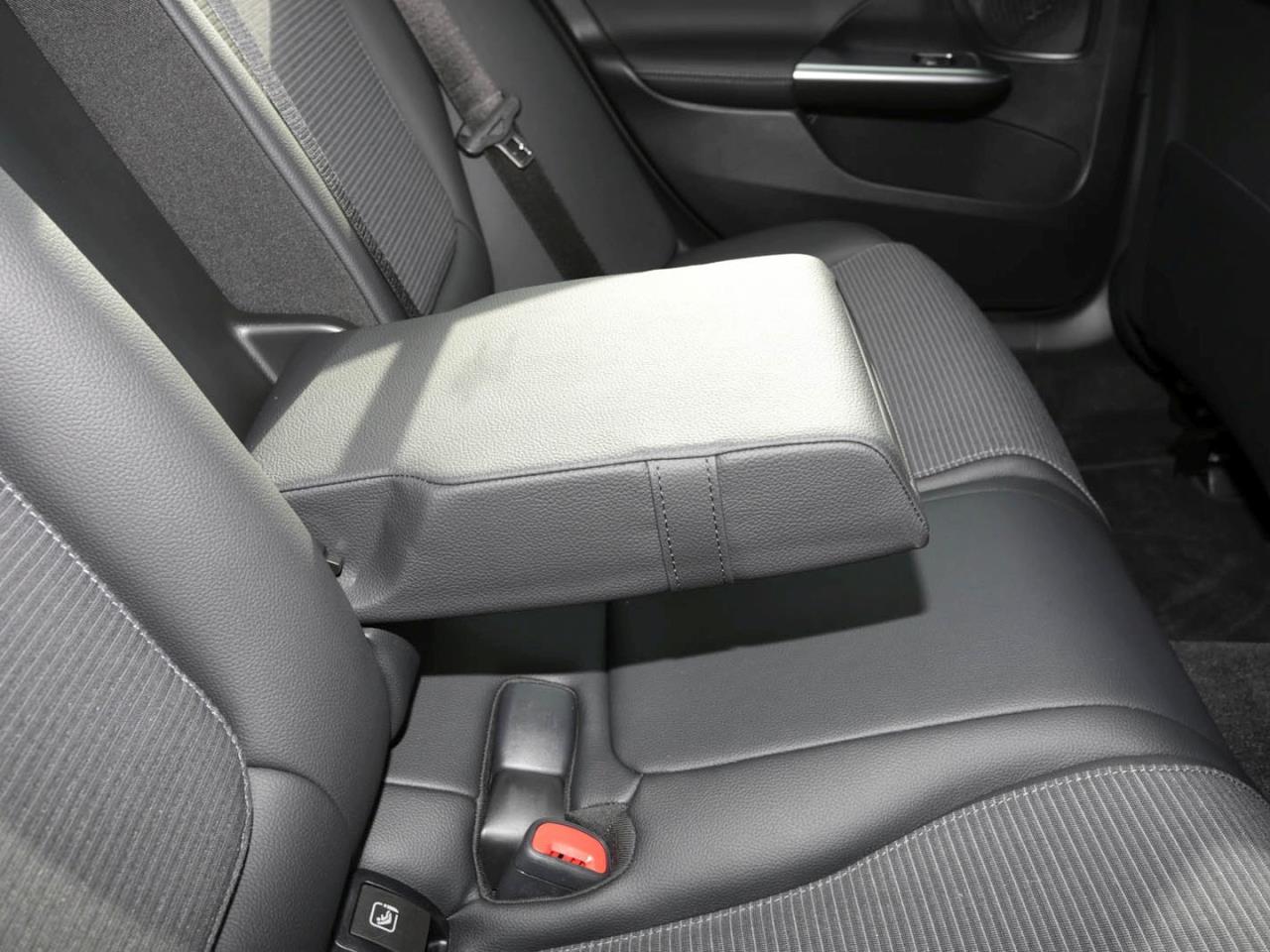 Mercedes-Benz C 300 e Avantgarde MBUX Navi Distronic AHK