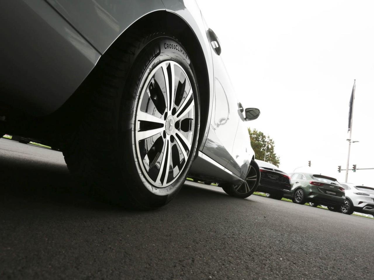 Mercedes-Benz E 200 d T Avantgarde MBUXNavi+ Kamera EasyP AHK