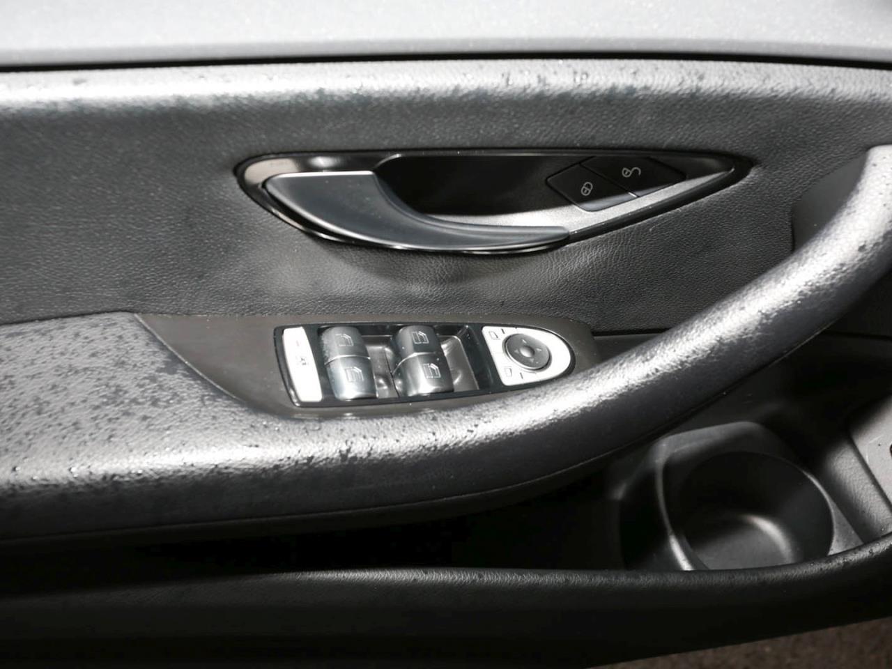 Mercedes-Benz E 220 d T Avantgarde MBUX Navi EasyPack DAB LED Mercedes-Benz E 220 d T Avantgarde MBUX Navi EasyPack DAB LED