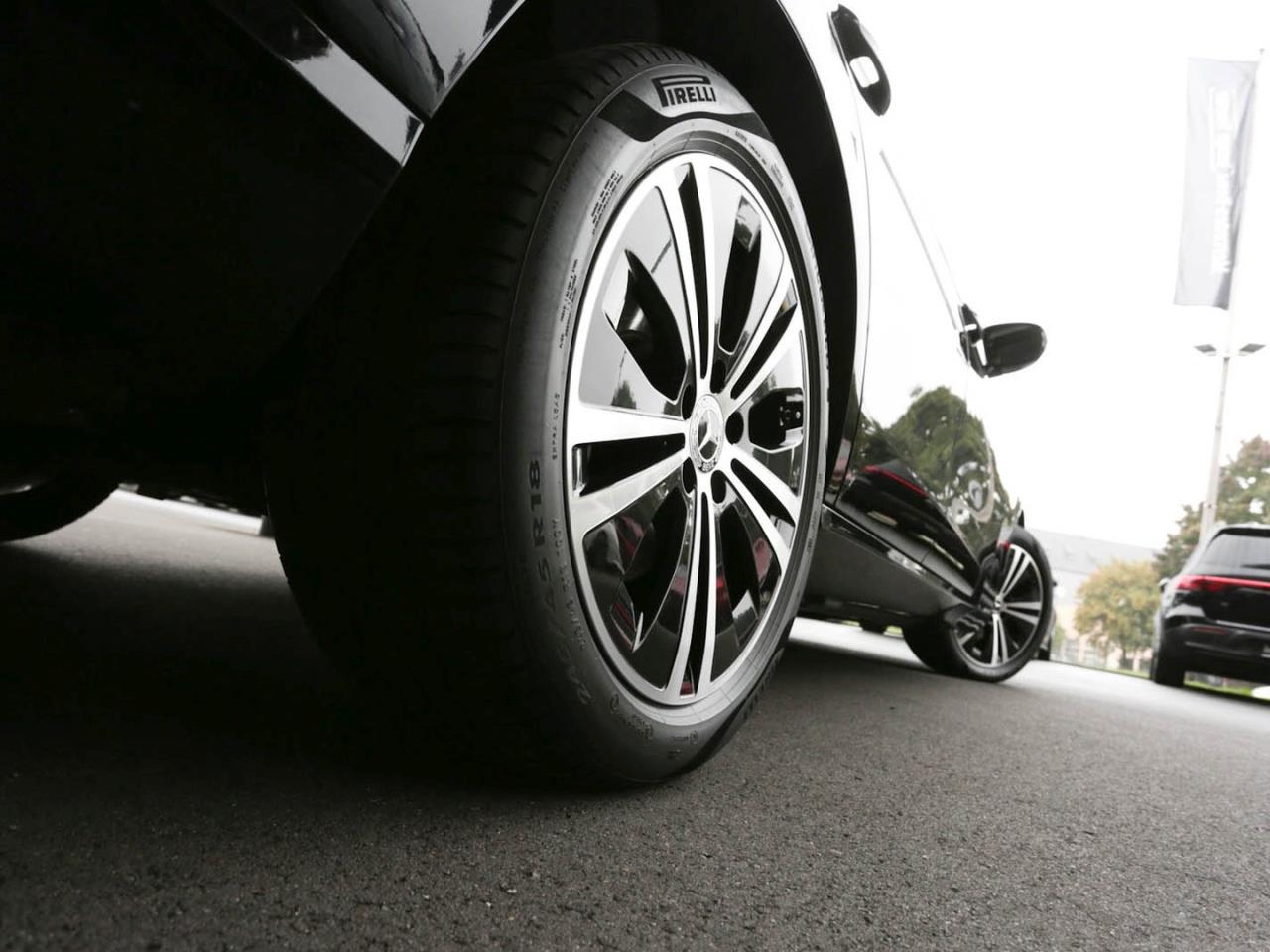 Mercedes-Benz E 220 d T Avantgarde MBUX Navi EasyPack DAB LED Mercedes-Benz E 220 d T Avantgarde MBUX Navi EasyPack DAB LED