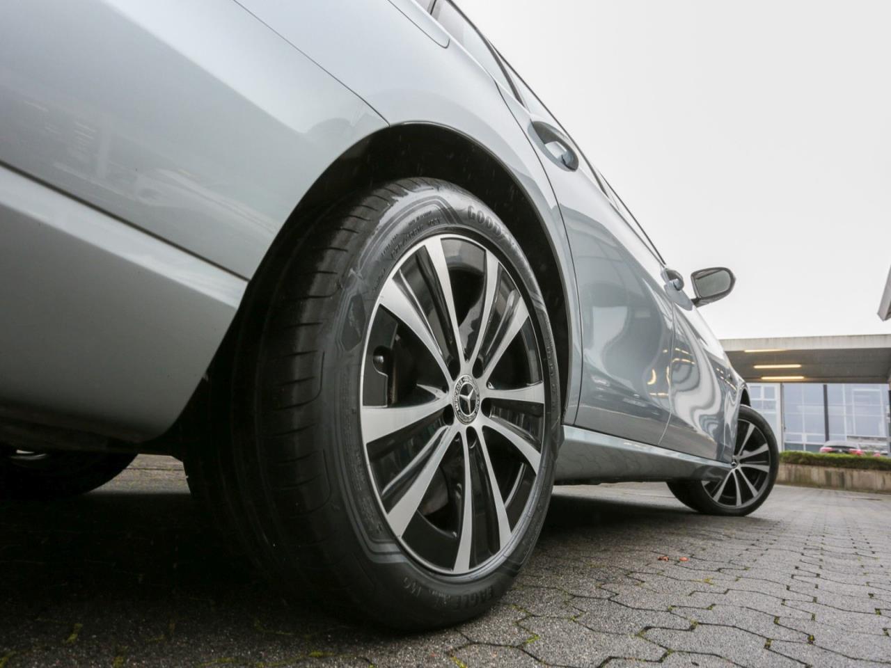 Mercedes-Benz E 300 de 4M T Avantgarde Night AHK Schiebedach Mercedes-Benz E 300 de 4M T Avantgarde Night AHK Schiebedach