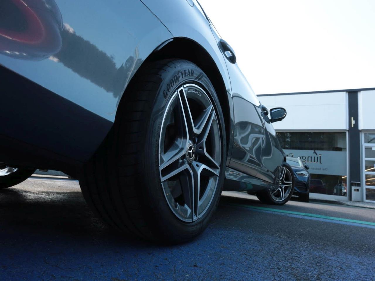 Mercedes-Benz E 300 de 4M T AMG MBUX Distronic Schiebedach SHZ