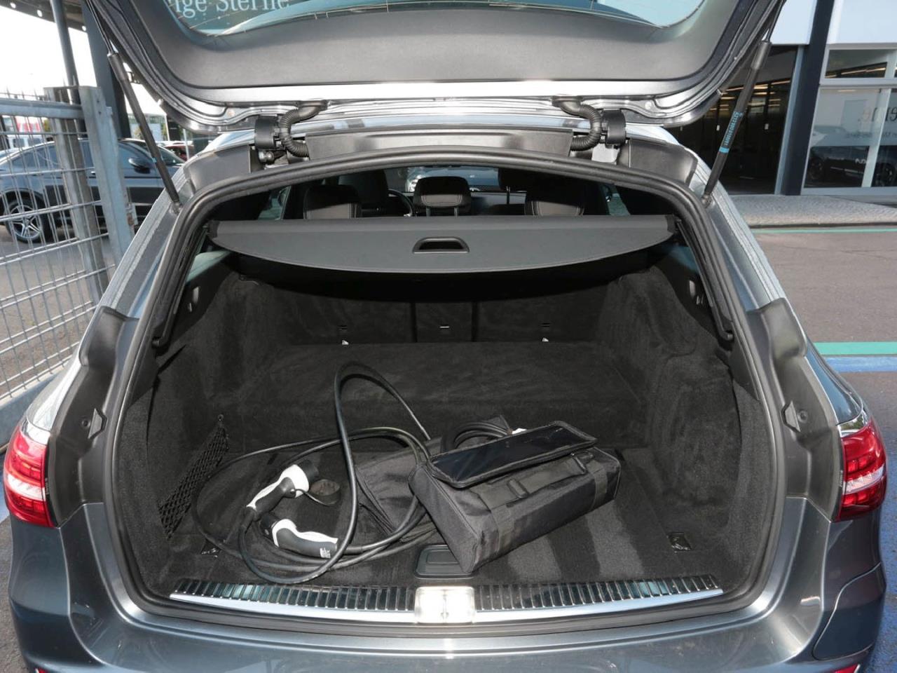 Mercedes-Benz E 300 de 4M T AMG MBUX Distronic Schiebedach SHZ