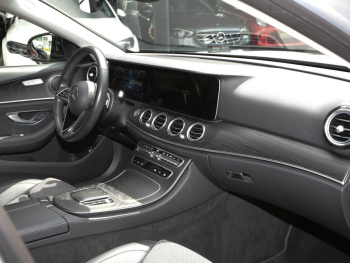 Mercedes-Benz E 300 de T AMG/Avantgarde Panorama AHK Distronic+