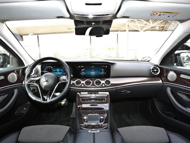 Mercedes-Benz E 300 de T Avantgarde Night Distronic Burmester