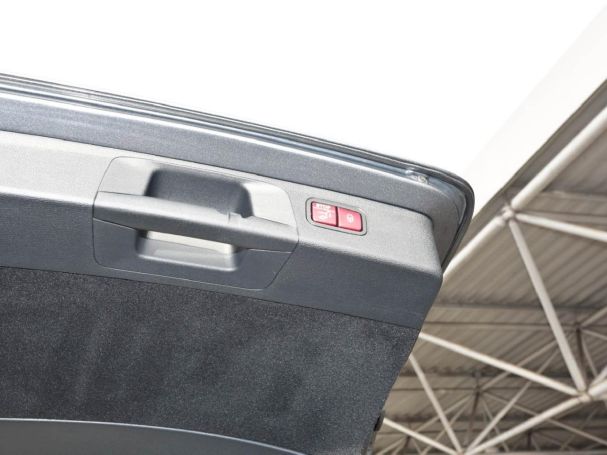 Mercedes-Benz E 300 de T Avantgarde Night Distronic Burmester